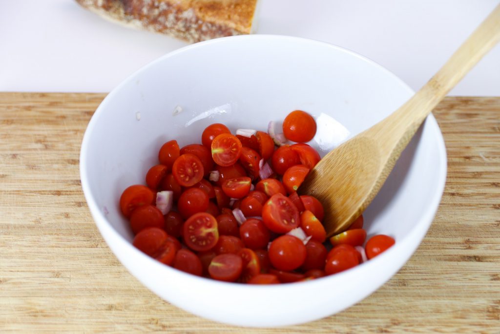 Rezept für einen leckeren Tomaten-Brot-Salat 1 Rezept für einen leckeren Tomaten-Brot-Salat 1